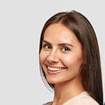 Un femme aux cheveux long de couleur brune